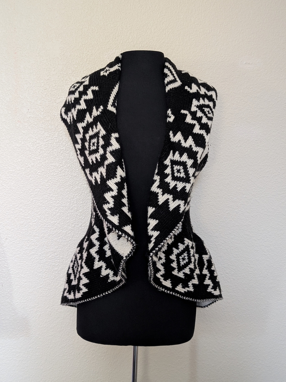 Black & White Geometric Open-Front Women's Sweater Vest